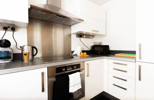 Central Gem: Cosy 2BR with Private Balcony - Foto 3