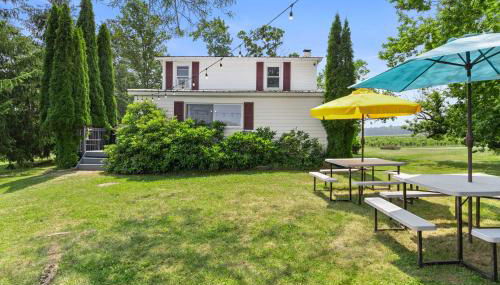 Keuka Wine Trail Vineyard View Farmhouse - Fire Pit & Game Room - Foto 2, Garden, Garden view