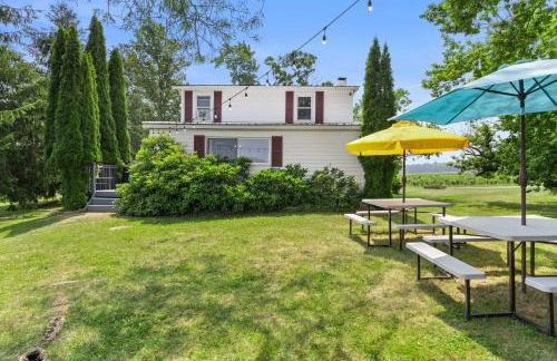 Keuka Wine Trail Vineyard View Farmhouse - Fire Pit & Game Room - Foto 2