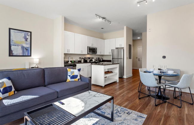 King Bed Walk Score 91 Near King ST Close to DCA - Foto 1