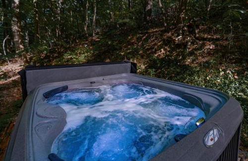 Modern Chalet w Hot Tub, Large Deck, Grill & WiFi - Foto 28