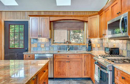 Waterfront Lake George Lodge with Boat Dock and Deck! - Foto 9