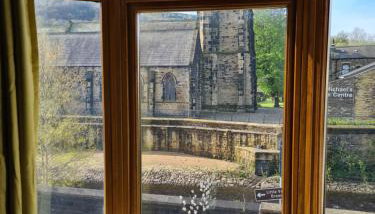 Spacious Mytholmroyd Apartment with River Views - Foto 5