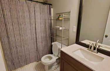 Lovely 5 Bedrooms, 3 Full Baths Home Near Parks! - Foto 33