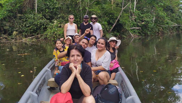 Foto de grupo en la canoa