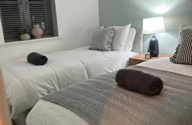 Cozy 2-Bed Home near Barnwell Country Park - Free Parking - Photo 12