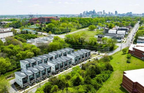 Modern Townhome, Large Game Room, 10min to Downtown! Sleeps 10! - Foto 36