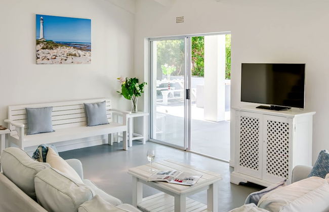 Unwind in Coastal Charm at Villa Santorini - Photo 31