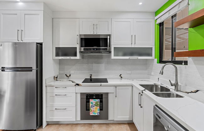 Colorful & Private 2-Bedroom Condo Just a Short Walk from the Beach - Foto 7