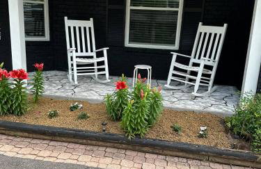 6BR Dream Getaway w Heated Pool & Peaceful Vibe - Photo 23