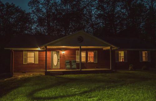 Resting Point - Hot Tub, Firepit, Spacious 4-BR Home - Foto 25