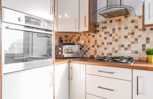 Charming 3 Bed House - Garden - Parking - Wi-Fi Netflix 83BMH - Foto 24