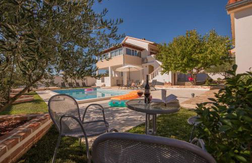 Holiday home Dinko - Photo 1