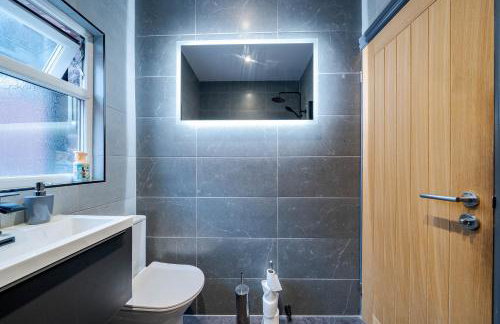 Spacious 3-Bedroom Home Near City Centre with Parking - Foto 37