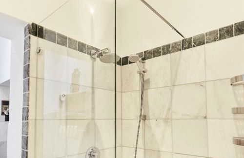 Wizard Apartment Hamburg - 3 Schlafzimmer - 156 qm mit Dachterrasse - bis 10 Personen - Dusche & Badewanne - Küche - Smart TV - kostenloser Parkplatz - Foto 29