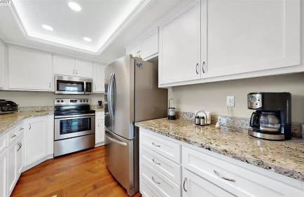 Waterfront Sleeps 6 near Marina with Hot Tub - Foto 20