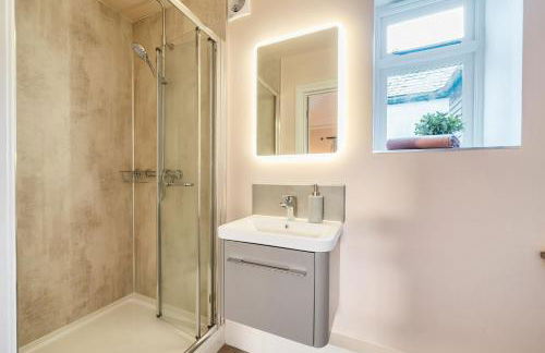 Artist's Studio - Photo 29