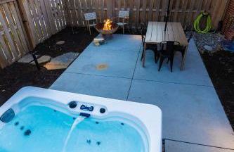 Family Retreat with Hot Tub, Game Room & Prime Location - Foto 10