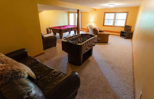 Cheerful Two Bdrm Cabin with Hot Tub & Pet Friendly - Foto 10