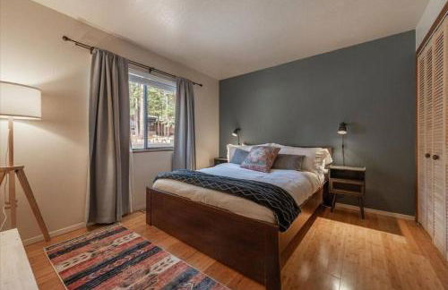 Cozy Pet-Friendly Cabin w Fenced-In Yard Close to Slopes Beach Town - Foto 18