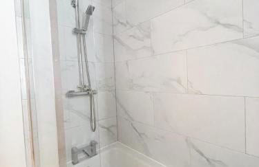 Exclusive 1 and 2 Bedroom Flats only 0,5 miles aw - Foto 9