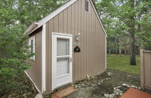 Cozy cabin w hot tub, fire pit & pet-friendly - Foto 44