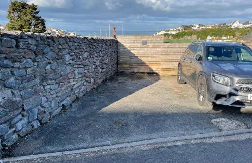 Little Trevio - seaside haven with parking and sea views - Photo 39