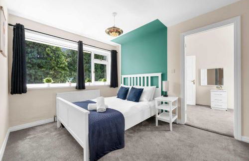 Lovely Greater MCR Family Home by City SuperHost - Photo 9