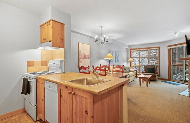 TOP FLOOR in Panorama Resort | TRUE Ski In/Out | Indoor Access to Pool & HotTubs - Foto 6