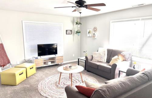 Main St New with AC Monthly stays Charming Cottage KING BED - Foto 34