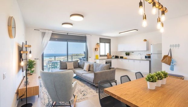 Stylish Seaside Escape with Balcony by Sea N' Rent - Photo 3, Intérieur