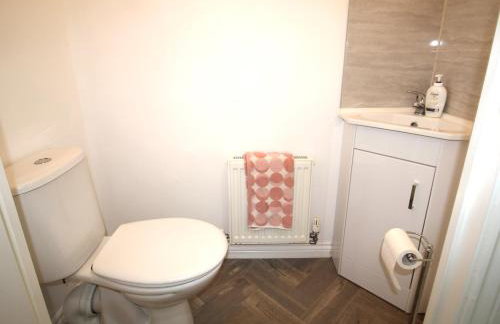 2 Bedroom House - Beautifully Decorated & Furnished - Parking - Large Garden - Foto 10