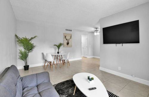 Stylish Hideaway Pool Downtown Boca - Photo 6