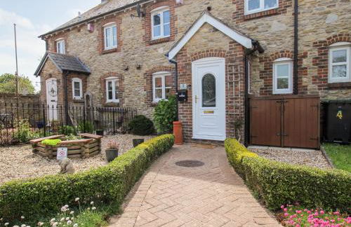 Knapp Cottage - Photo 1