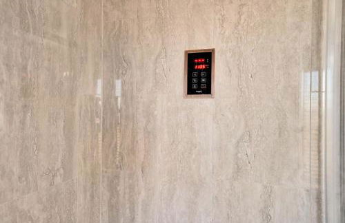 Blooming Redbud Treehouse with private hot tub - Foto 17