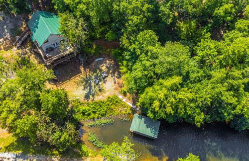 Lakefront Retreat with Multi-Level Deck and Dock! - Foto 1