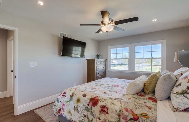 Gorgeous Upgraded 5 Bedroom & 3 Bath Home with pool - Photo 13