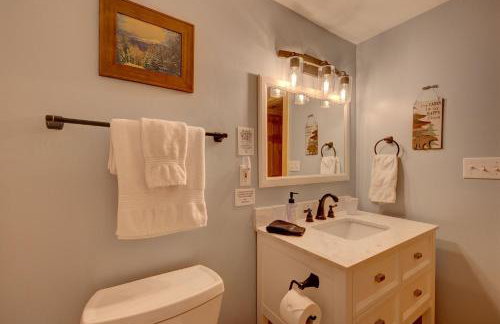 Secluded 2BR Cabin w Hot Tub, Pond, Trails, WiFi - Foto 9