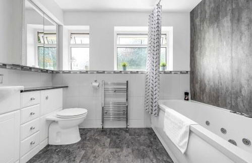 Lovely Greater MCR Family Home by City SuperHost - Photo 16