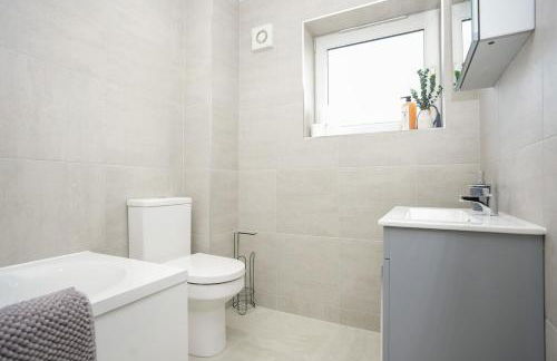 Yasmin's Townhouse - Sleeps upto 10, great for groups with FREE Parking - Hosted by Stay Host Save - Foto 15