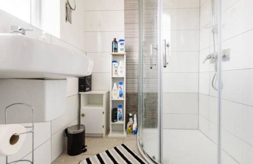 Overbury Lodge, Birmingham with FREE Parking - Photo 6