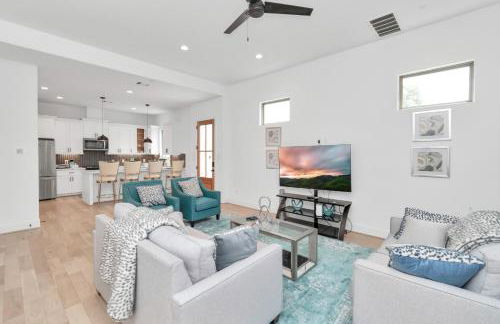 Tranquil Downtown Escape with Backyard - Photo 77