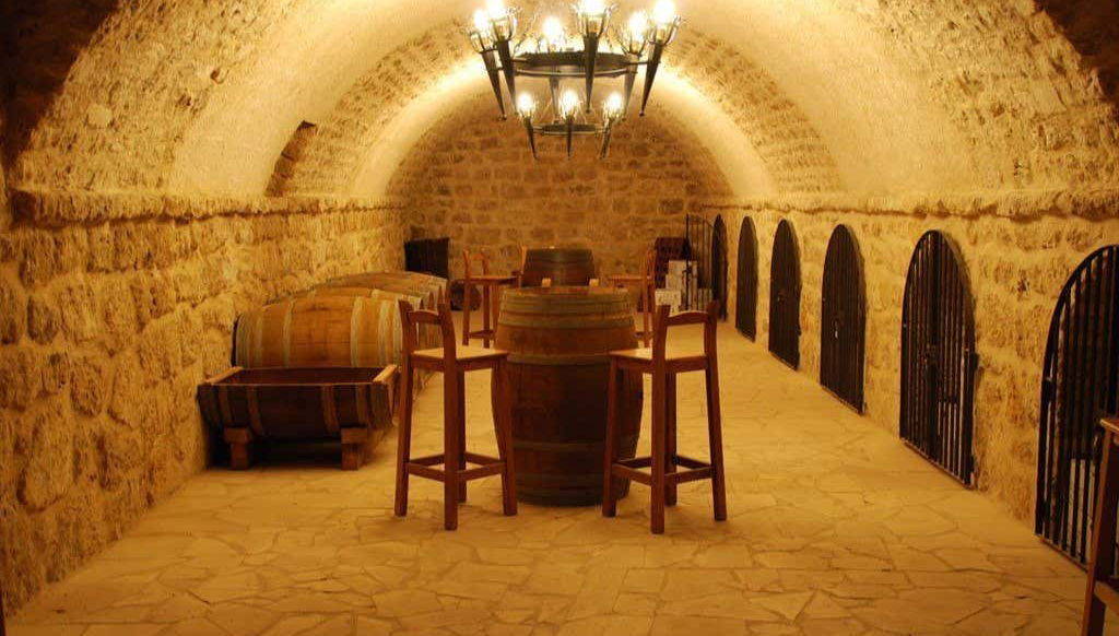 Disfrutando de la visita por las bodegas Alfredo Santamaría