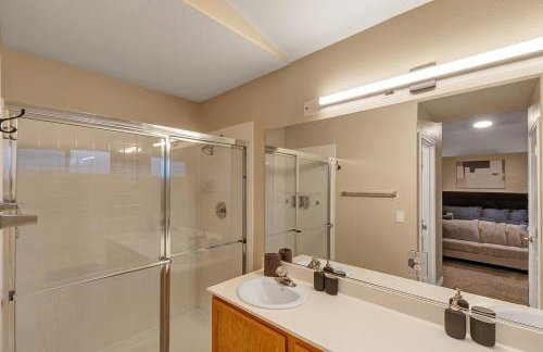 24hr Host - New Renovated 4 bedroom home U026 - Photo 10