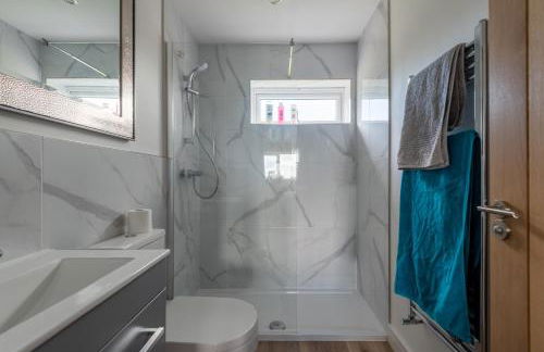 Luxurious 3 bedroom house now with FULL FIBRE INTERNET Shangri la in village of Alfrick with driveway parking for 3 cars in an area of outstanding natural beauty, superb walking,close to Worcester, Malvern showground, theatre, Malvern hills, dogs welcome - Photo 39