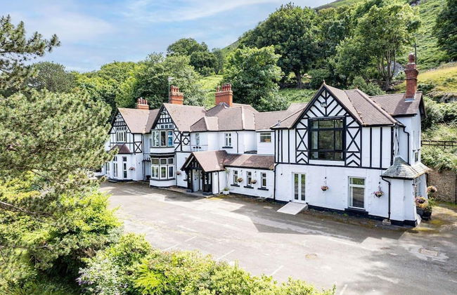 Delightful Holiday Home With sea Views and Hot Tub - Photo 1