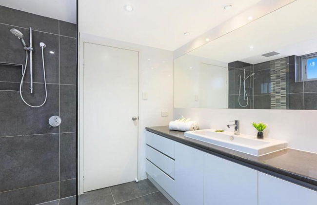 Elouera Tower Beachfront Apartments - Photo 38