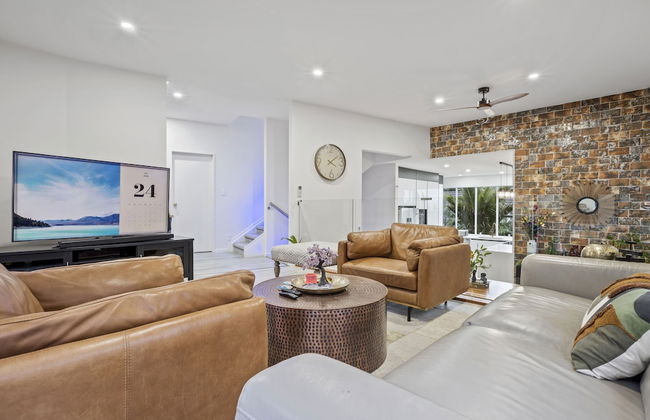 High-end Modern Villa Spa Pool & Views - Photo 24