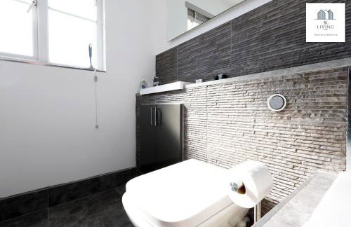 Spacious 3 Bed Home In The Heart Of Bridgend - By EKLIVING LUXE Short Lets & Serviced Accommodation - Foto 34