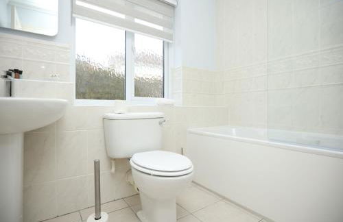 Is Y Coed Place By N And N Stays Ltd, Spacious 5 bed house in Wenvoe Cardiff, With Free Private Parking, Garden and WIFI - Photo 34